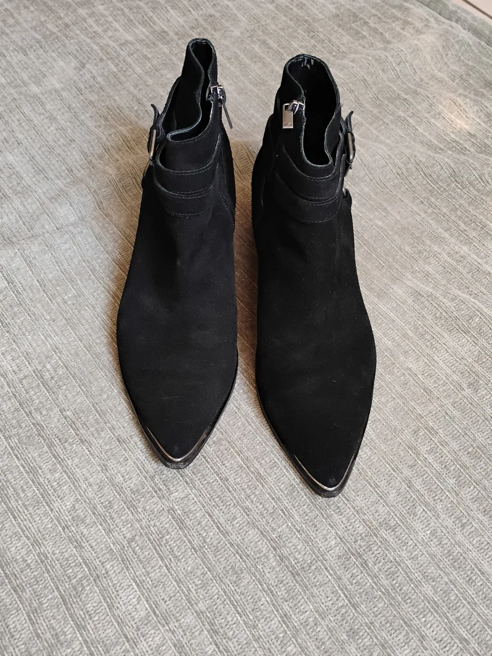 Marc Fisher LTD Yatina Black Suede Ankle Booties Buckle Straps Size 9M - Pre-Own